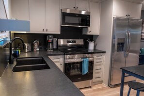Mikrovågsugn, ugn, spishäll och diskmaskin