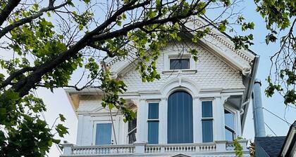 Hidden Peaceful Victorian Studio Nest