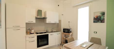 ثلاجة، ميكروويف، فرن، موقد طهي مسطح