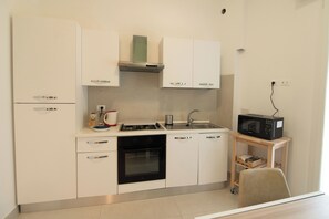 Frigorifero, microonde, forno, piano cottura