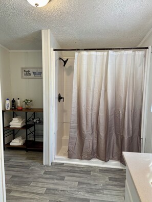 Hair dryer, towels, soap, shampoo - Parks, Springs, Nature getaway 3-bedroom mobile home WiFi, AC in l Fort White (Fort White)