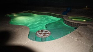 Ein Schwimmbecken mit Whirlpool und einem Mosaik-Detail.