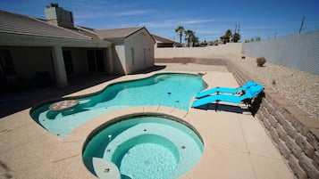Alberca al aire libre y alberca climatizada