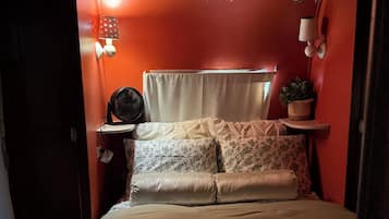 2 slaapkamers, een strijkplank/strijkijzer, beddengoed