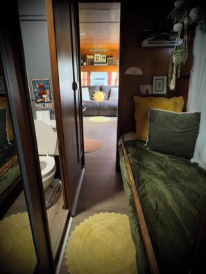 2 bedrooms, iron/ironing board, bed sheets - Vintage 1950’s camper
The Shack (Foley)