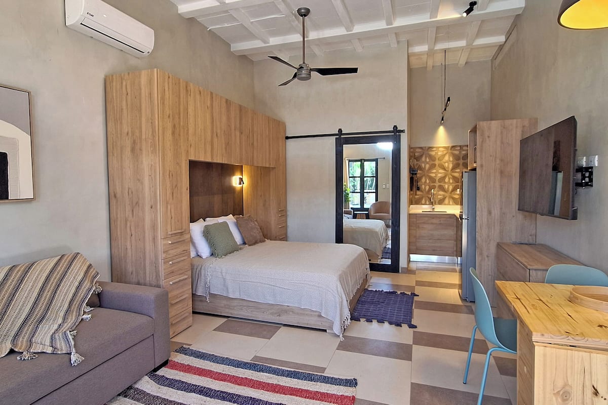 Estudio clásico, vista a la alberca | 1 habitación, caja de seguridad en la habitación y escritorio