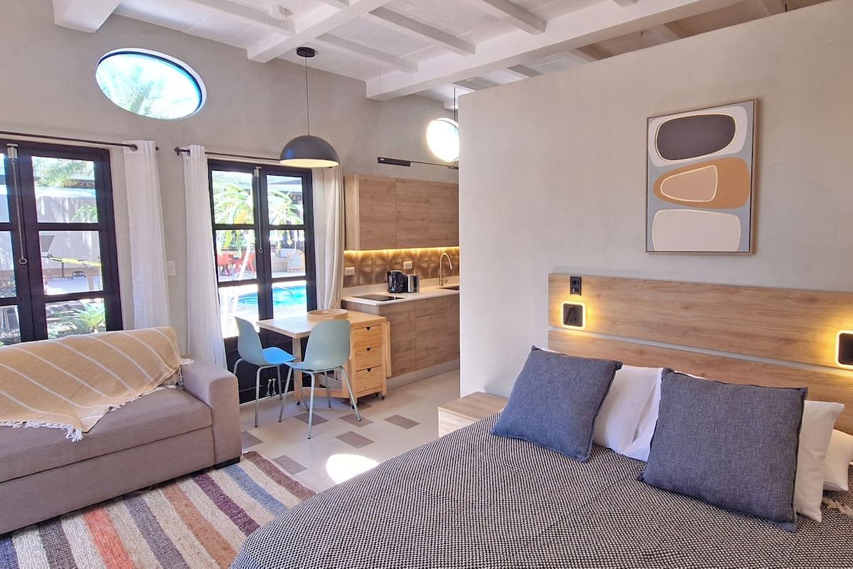 Estudio Confort, vista al jardín | 1 habitación, caja de seguridad en la habitación y escritorio