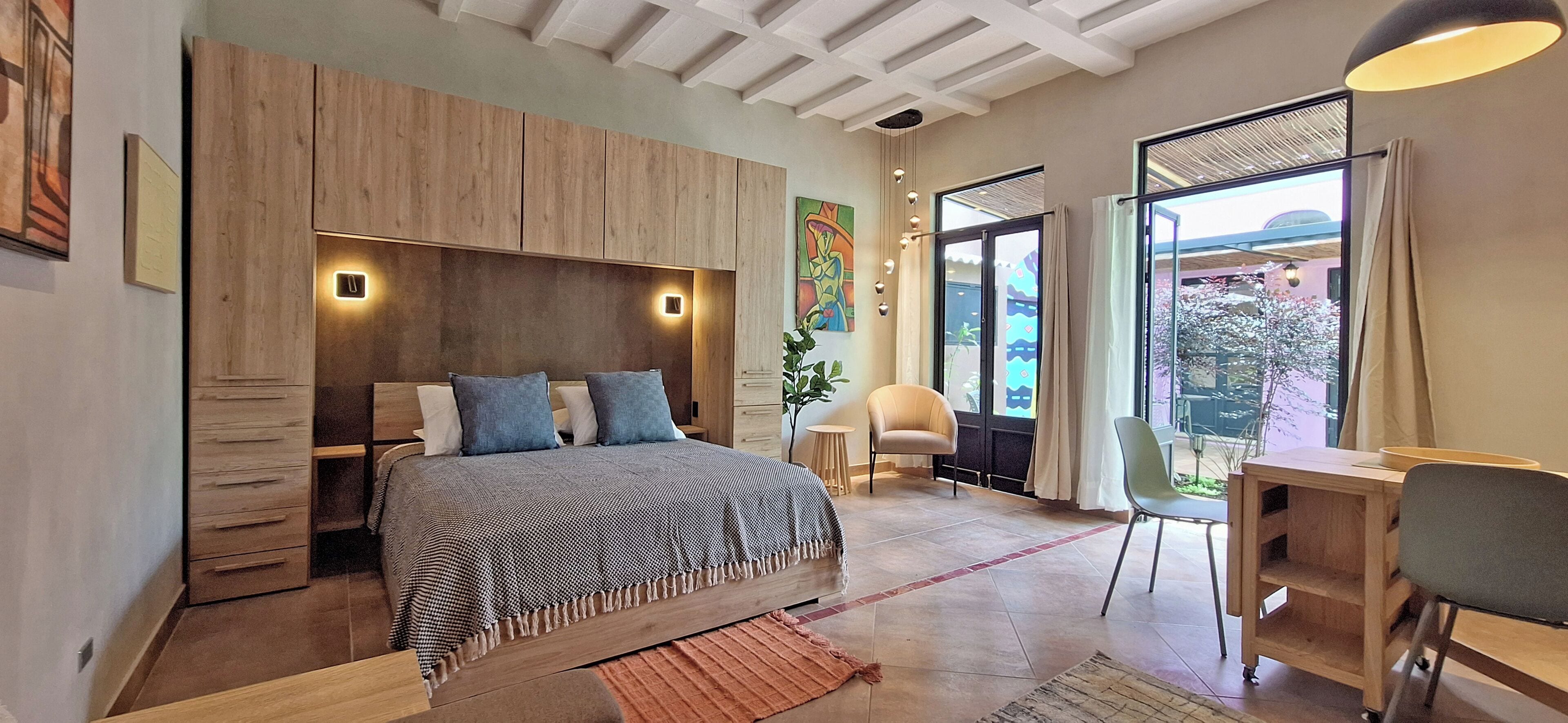 Studiosvit Basic - utsikt mot trädgården | Värdeförvaringsskåp på rummet, skrivbord och gratis wi-fi