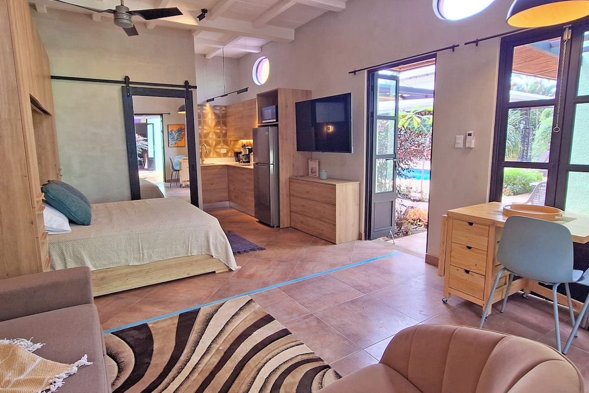 Estudio básico, vista al jardín | 1 habitación, caja de seguridad en la habitación y escritorio