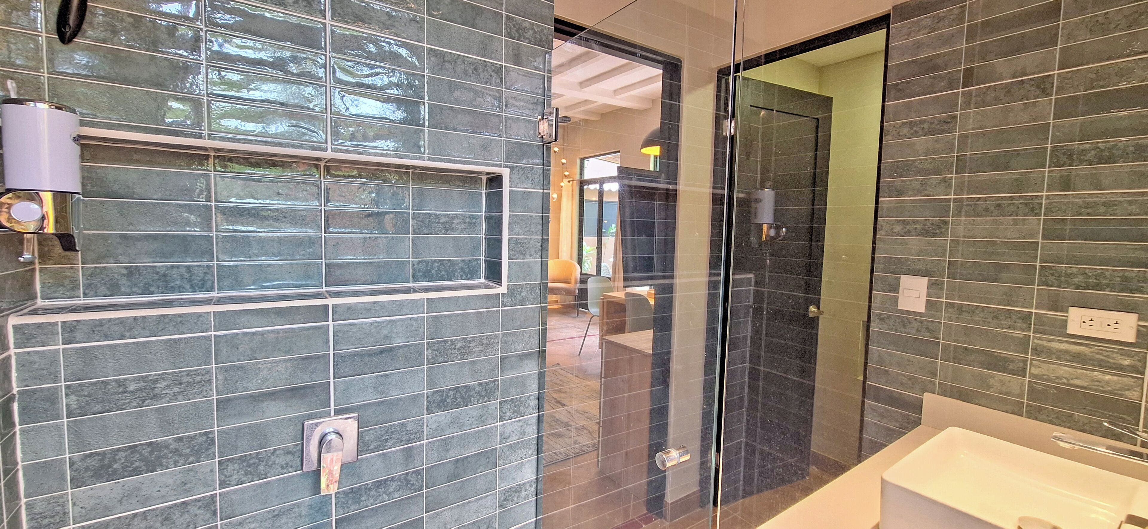 Studio Suite Basic, pemandangan kebun | Kamar mandi | Shower, handuk, sabun, dan sampo