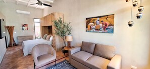 1 habitación, caja de seguridad en la habitación y escritorio 
