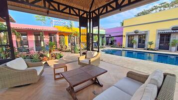Una piscina al aire libre