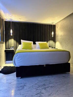 1 Schlafzimmer, Zimmersafe, Schreibtisch, Bügeleisen/Bügelbrett