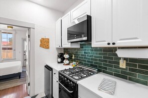 Four à micro-ondes, un four, surface de cuisson, lave-vaisselle