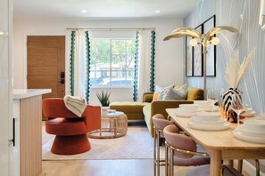 Smart-tv, böcker och ett musikbibliotek