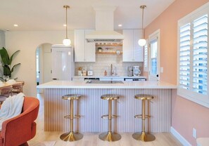 Kylskåp, mikrovågsugn, spishäll och diskmaskin