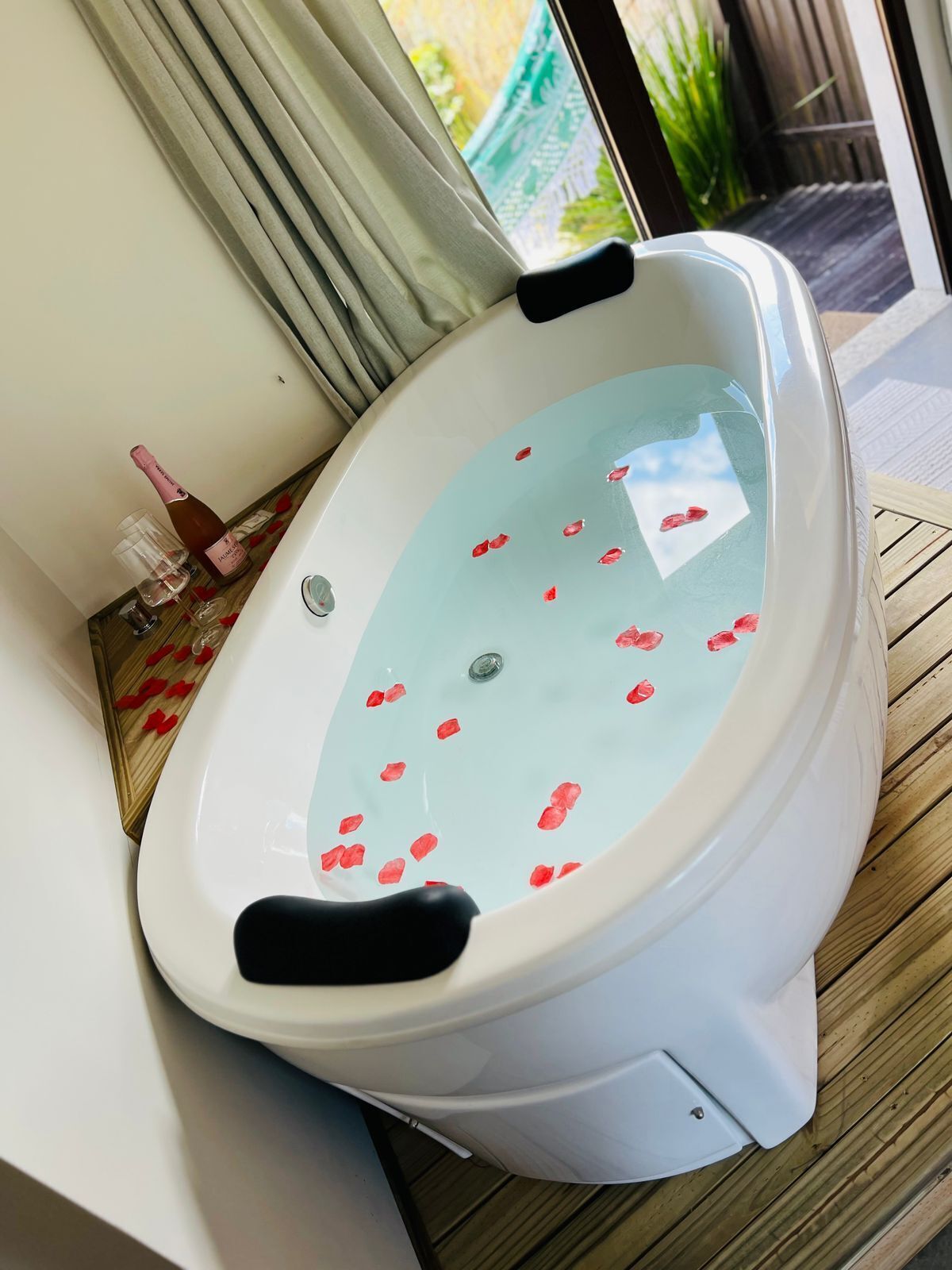 Deep soaking bathtub