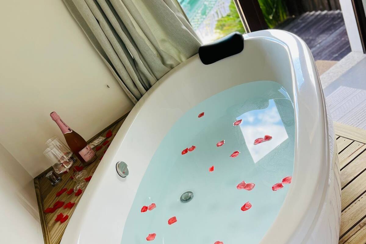 Deep soaking bathtub