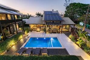 حمّام سباحة خارجي، مظلات على حمّام السباحة، مقاعد للتشمس