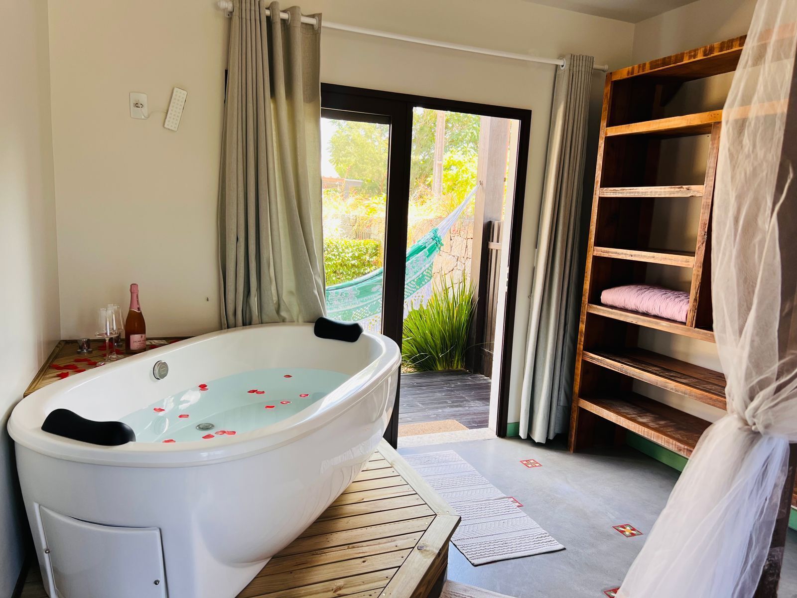 Deep soaking bathtub