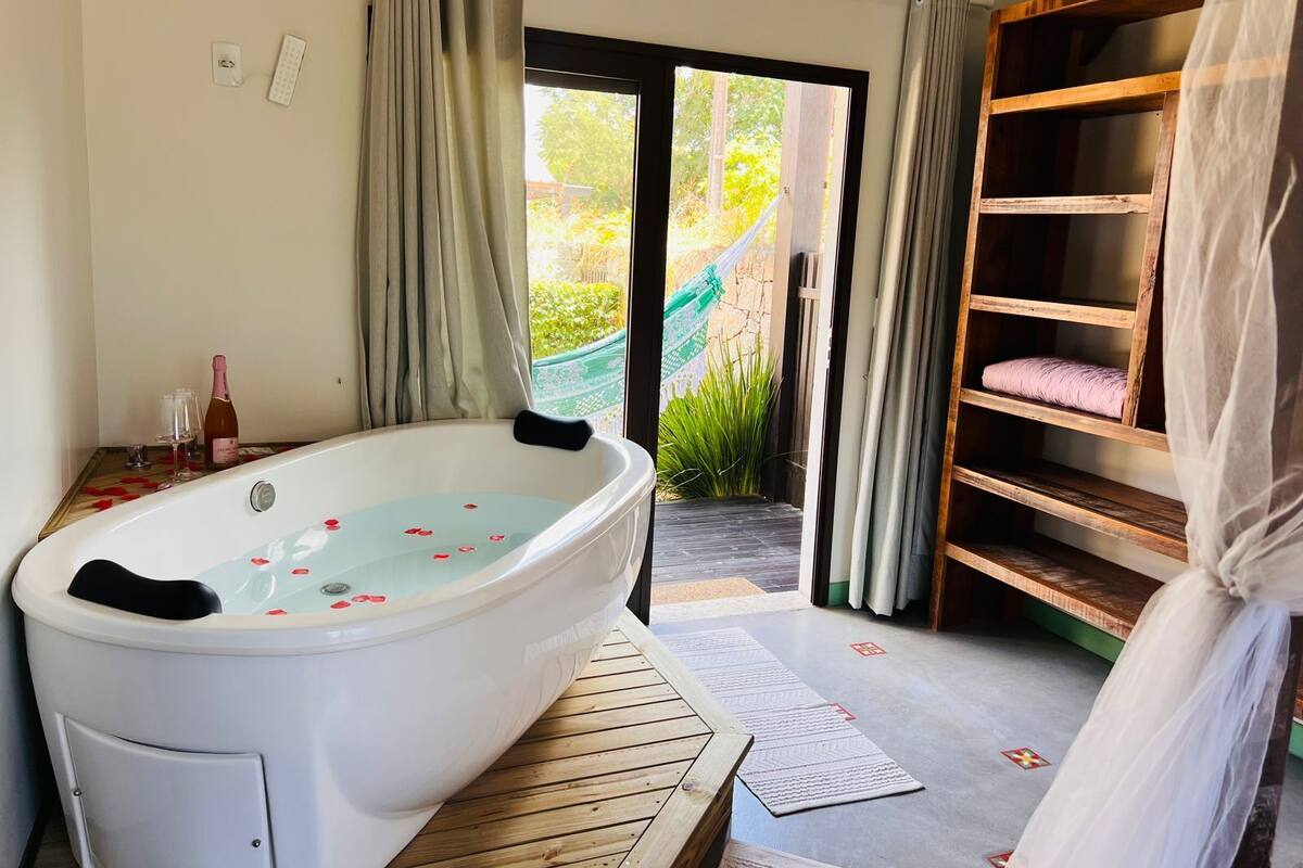 Deep soaking bathtub