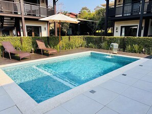 Outdoor pool, pool umbrellas, sun loungers - Pousada Rosa 08 - Café da manhã Gourmet (Imbituba)