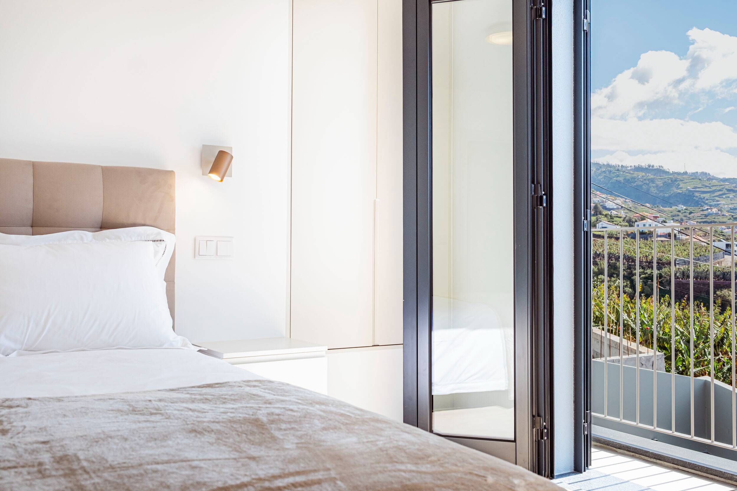 2 多间卧室、熨斗/熨衣板、上网接入、床单