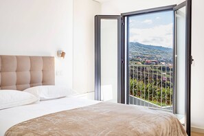2 bedrooms, iron/ironing board, internet, bed sheets