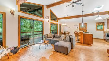 Smart TV, chimenea, futbolito y libros