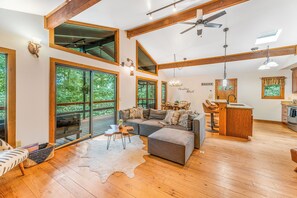 TV connectée, cheminée, baby-foot, livres