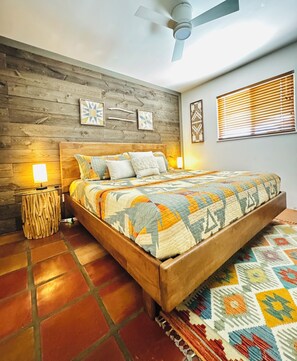 1 bedroom, iron/ironing board, free WiFi, bed sheets - Rustic charm meets comfort—king bed, AC, patio, walk 5 mins Canyon Rd, and Plaza (Santa Fe)