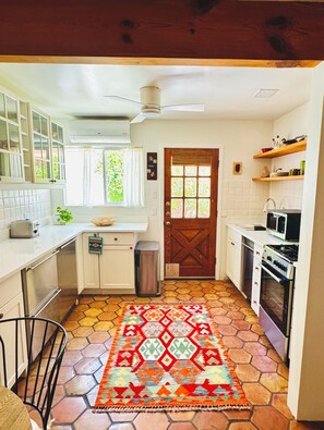 Fridge, microwave, oven, stovetop - Rustic charm meets comfort—king bed, AC, patio, walk 5 mins Canyon Rd, and Plaza (Santa Fe)
