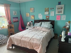 4 bedrooms, desk, iron/ironing board, free WiFi - Huge Family Home; Centrally Located in the Capital Region!!! (Schenectady)