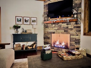 スマートテレビ、暖炉、書庫