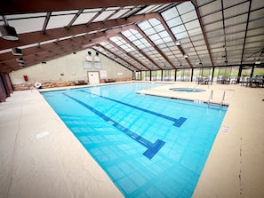 Ein Hallenbad mit deutlichen Fahrspuren, einem überdachten Dach und einer Steinwand im Hintergrund.
