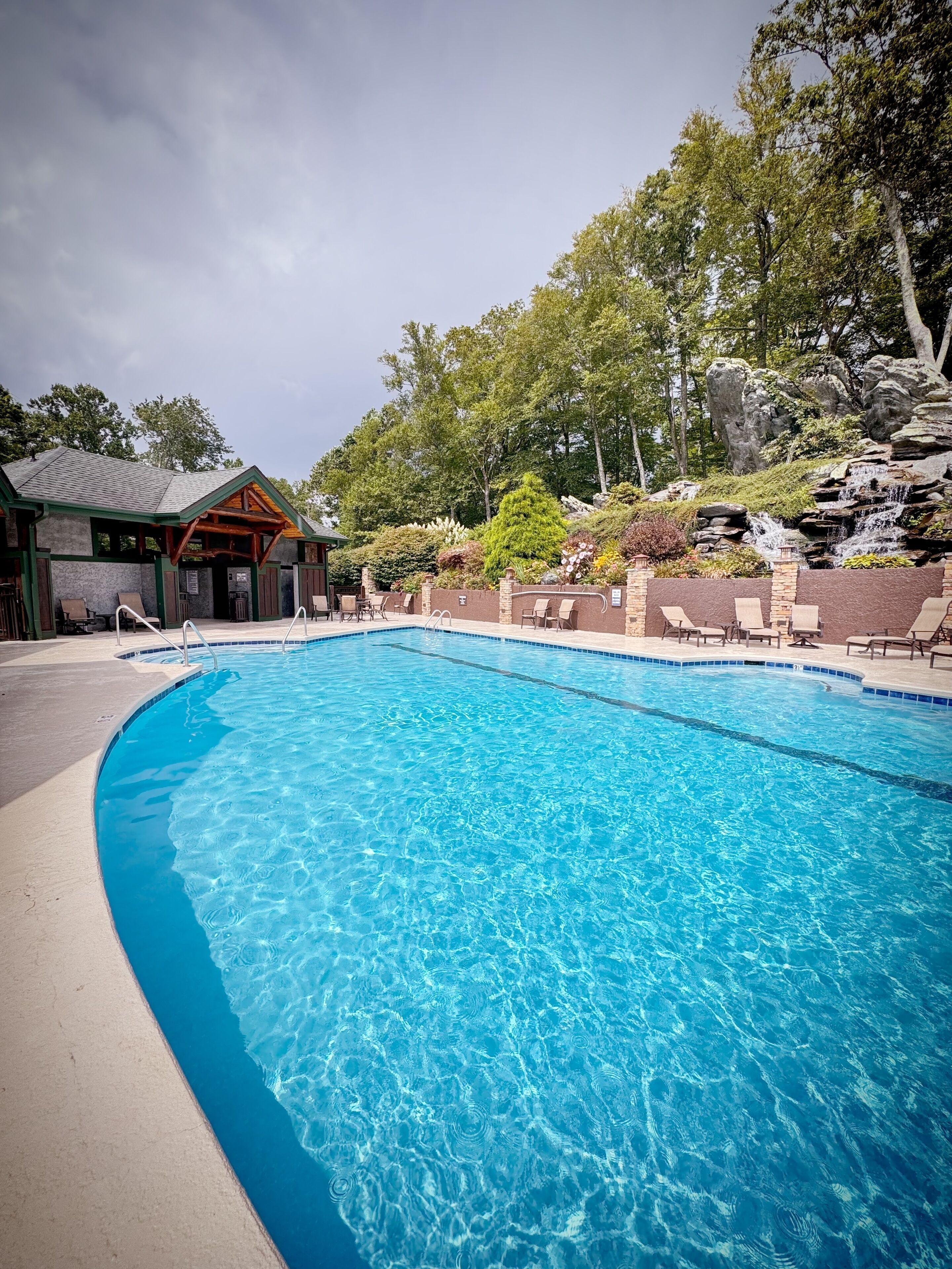 من حمّامات السباحة المغطاة، حمّام سباحة خارجي