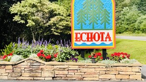 Ein Schild mit einer Berg- und Baumgrafik und dem Wort 'ECHOTA'.