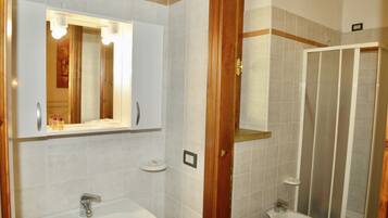 Shower, bidet, towels