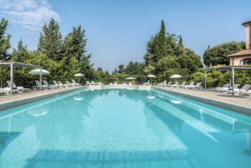 Two-room apartment of about 45 square meters with air conditioning and heating, tastefully furnished and composed of a living room with equipped kitchenette and sofa bed, bedroom with double bed and bathroom with shower and bidet.Located on the ground fl