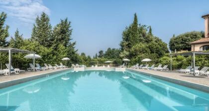 Two-room apartment of about 45 square meters with air conditioning and heating, tastefully furnished and composed of a living room with equipped kitchenette and sofa bed, bedroom with double bed and bathroom with shower and bidet.Located on the ground fl