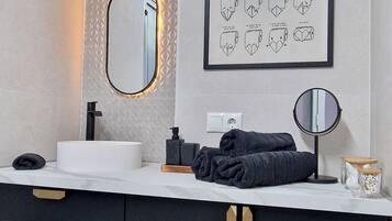 Dusch, hårtork, handdukar och tvål