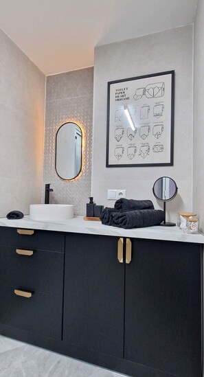 Regadera, secadora de cabello, toallas, jabón 