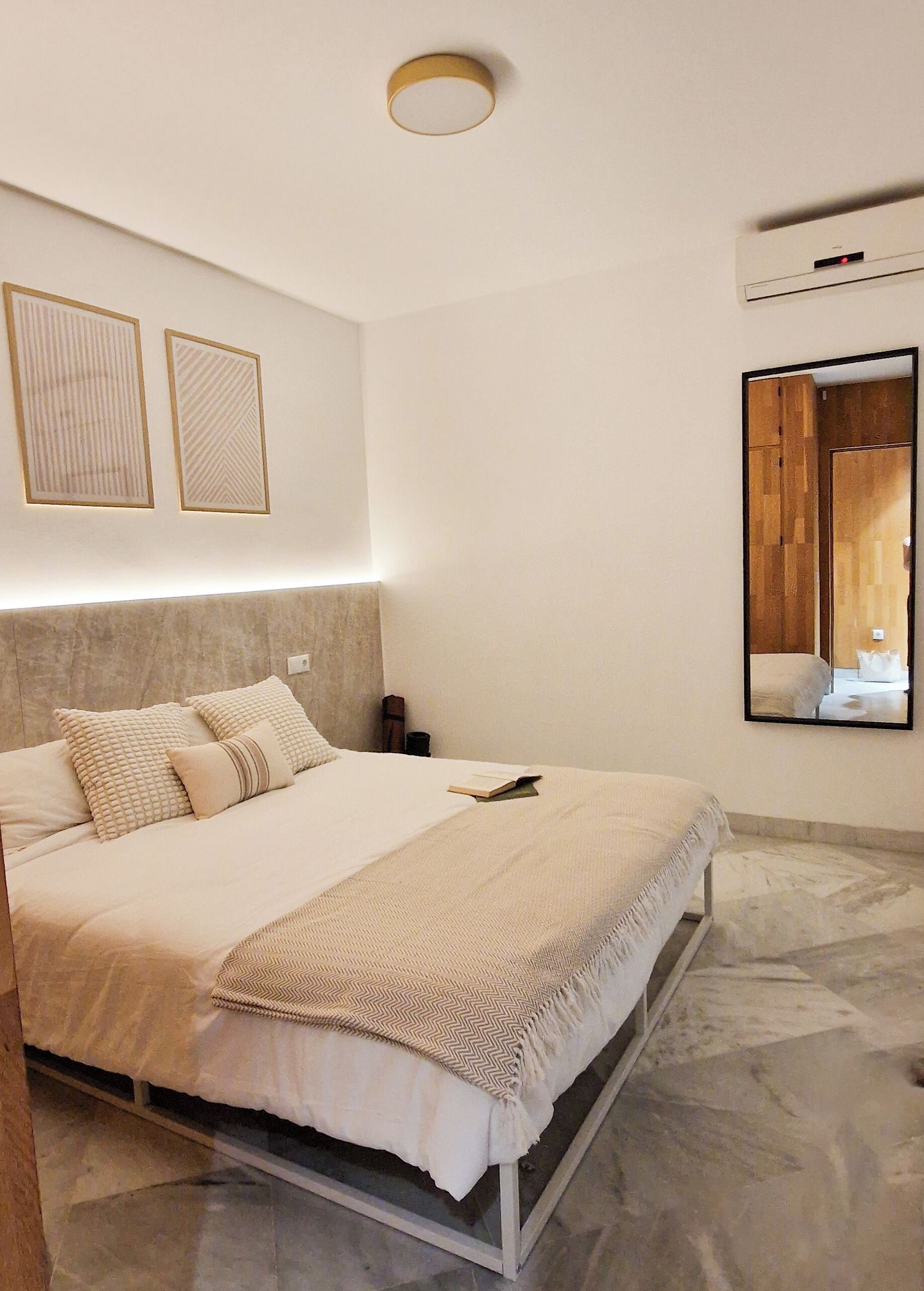 1 dormitorio, escritorio, tabla de planchar con plancha y wifi