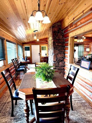 Dining - Mountain Getaway Cabin steps from Dwtn. W.P.: Hike, Bike, Fish & Enjoy 338570 (Woodland Park)