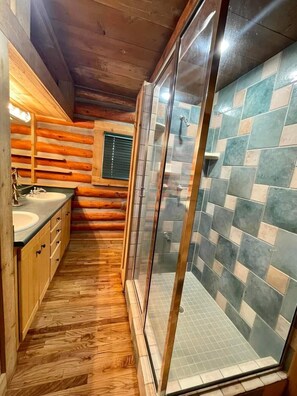 Shower, hair dryer, towels, soap - Mountain Getaway Cabin steps from Dwtn. W.P.: Hike, Bike, Fish & Enjoy 338570 (Woodland Park)