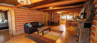 AUTHENTIC 1930s Log Cabin steps from Dwtn. W.P.: Hike, Bike, Fish & Enjoy 338570