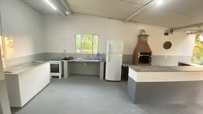 Køleskab, mikrobølgeovn, kogeplade, blender