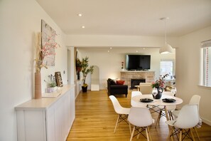 Dining - Tacoma Vista Retreat (Tacoma)