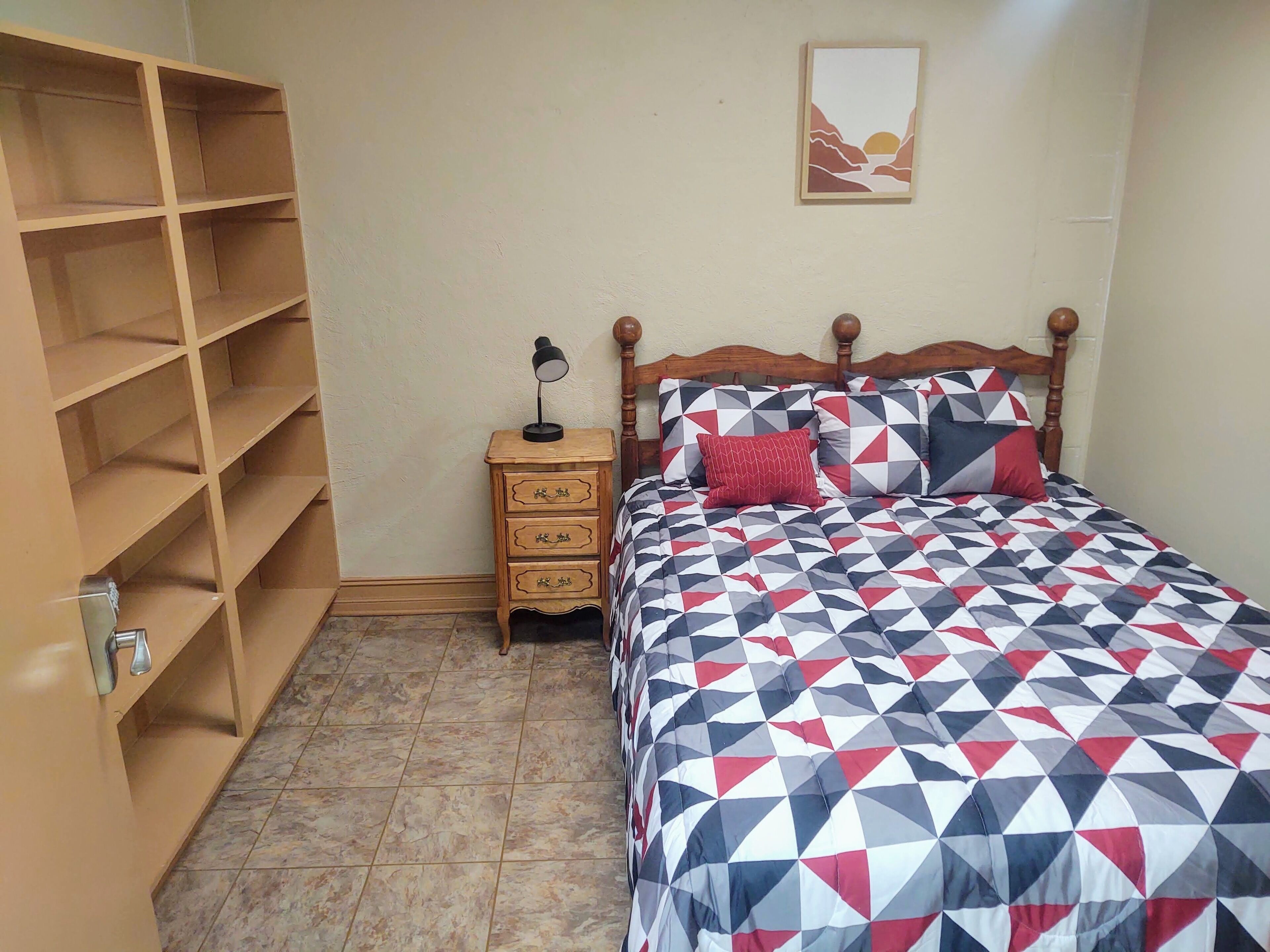 3 bedrooms, desk, iron/ironing board, WiFi (free)