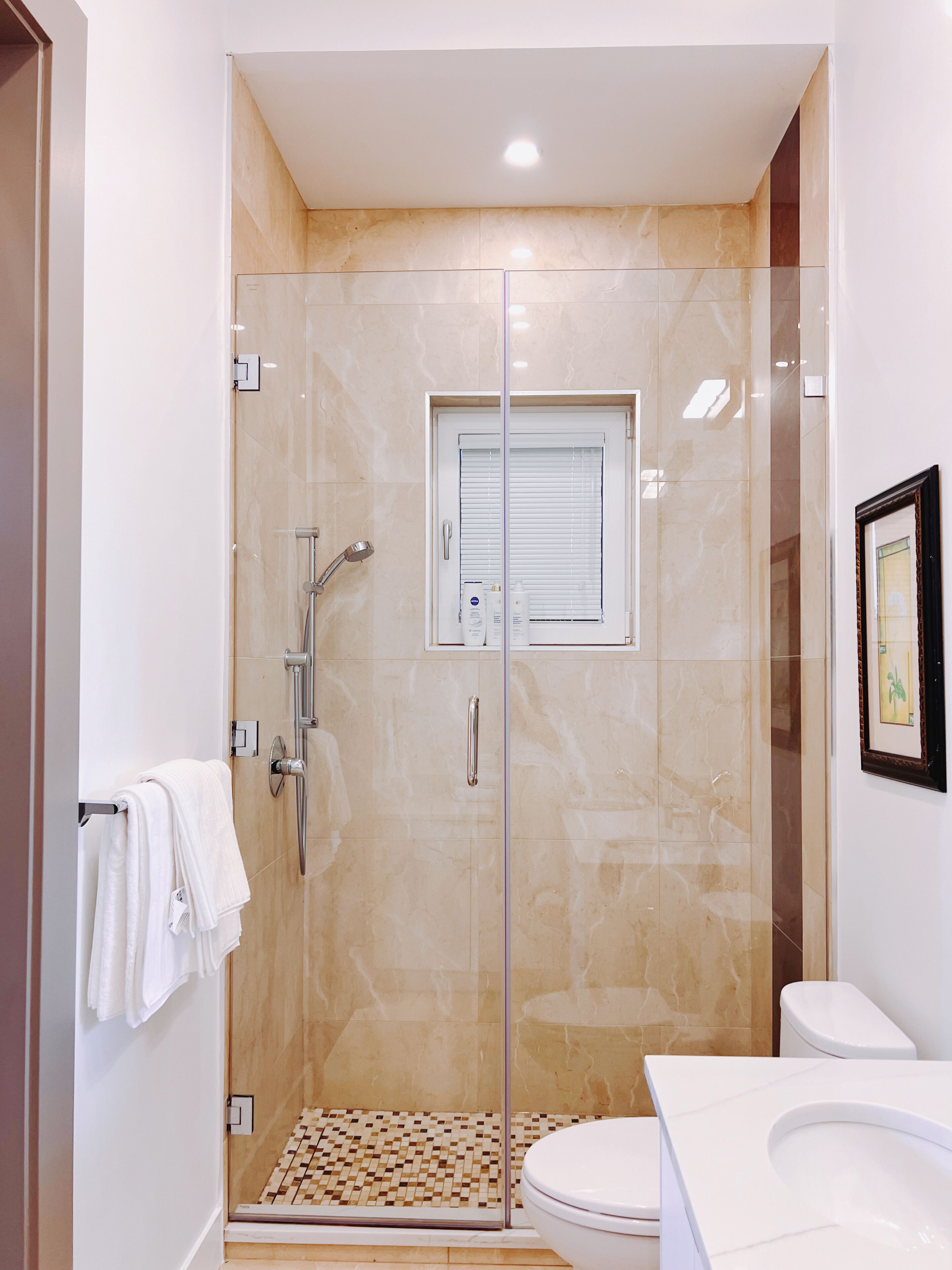 Séchoir à cheveux, serviettes fournies, savon, papier de toilette